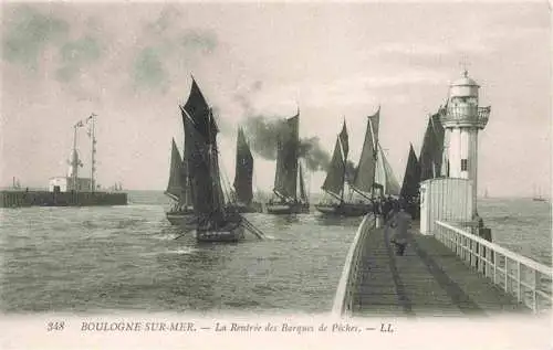 AK / Ansichtskarte 13992771 Boulogne_62-sur-Mer La Rentree des Barques de Pecher