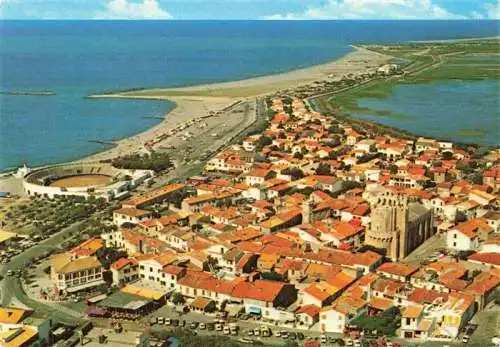 AK / Ansichtskarte  Les_Saintes-Maries-de-la-Mer Vue aerienne de la ville l'eglise fortifiee a gauche les arenes