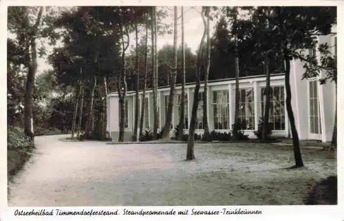 AK / Ansichtskarte  Timmendorferstrand_Timmendorf__Timmendorfer_Strand Strandpromenade mit Seewasser Trinkbrunnen