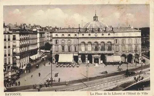 AK / Ansichtskarte  Bayonne_64_Pyrenees-Atlantiques La Place de la Liberte et l'Hotel de Ville