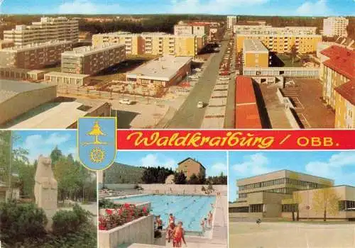 AK / Ansichtskarte 73995005 Waldkraiburg Panorama Stadt im Gruenen Wohnsiedlung Statue Freibad