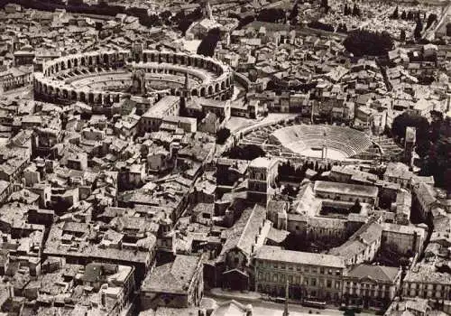 AK / Ansichtskarte  ARLES_13_Bouches-du-Rhone Vue aerienne Eglise et le Cloitre Saint Trophime le Theatre Antique et les Arenes