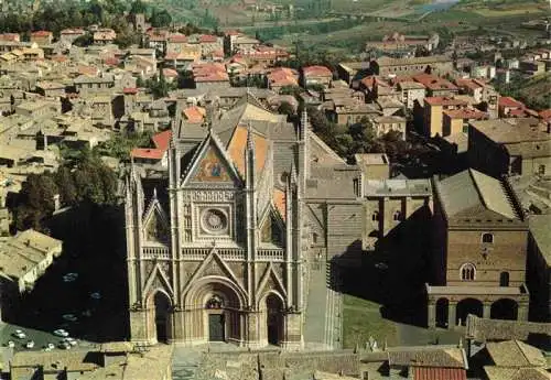 AK / Ansichtskarte  Orvieto_Terni_Umbria_IT Domkirche mit Paepstepalast Fliegeraufnahme