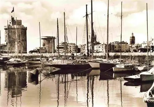 AK / Ansichtskarte  LA_ROCHELLE_17_Charente-Maritime Le port avec les tours St Nicolas de la chaine et de la lanterne