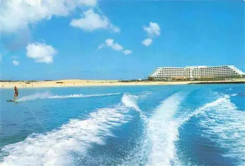 AK / Ansichtskarte 73996534 Fuerteventura Hotel Tres Islas Ansicht vom Boot aus Wasserskifahren