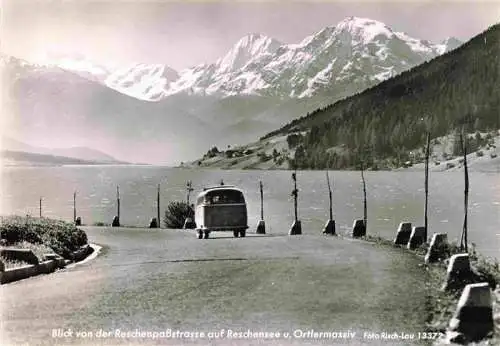 AK / Ansichtskarte  Reschenpass_Passo_di_Resia_Reschen_See_Suedtirol_IT mit Reschensee und Ortlermassiv