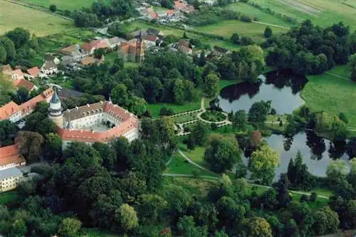 AK / Ansichtskarte  Wiesenburg_Mark Wiesenburger Schloss und Park im Flaeming Fliegeraufnahme