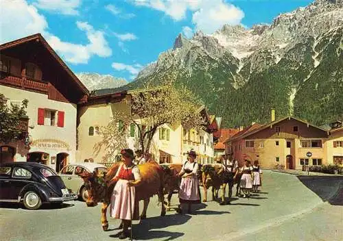 AK / Ansichtskarte 73998237 MITTENWALD_Bayern Almabtrieb mit Karwendelgebirge