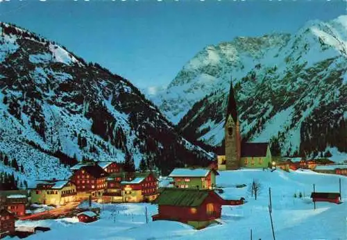 AK / Ansichtskarte  Mittelberg_Kleinwalsertal_AT Ortspartie bei Nacht mit Kirche