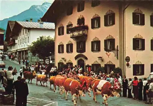 AK / Ansichtskarte  Mayrhofen__Zillertal_Tirol_AT Viehabtrieb Hotel Neue Post