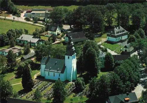 AK / Ansichtskarte  Wormbach_Schmallenberg Pfarrkirche St Peter und Paul mit altem Friedhof im Lindenkranz Fliegeraufnahme