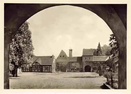 AK / Ansichtskarte  Grunewald__Jagdschloss_Dahlem_Berlin Blick durch das Tor auf Schlosshof und Wirtschaftsgebaeude