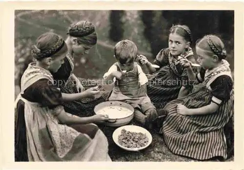 AK / Ansichtskarte  Sarntal_Valle_di_Sarentino_Suedtirol_IT Kindergruppe beim Essen Kindertrachten