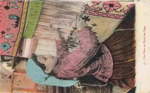 AK / Ansichtskarte  Tapisserie_Tapete_Wandteppich Une Eleve de l Ecole des Tapis