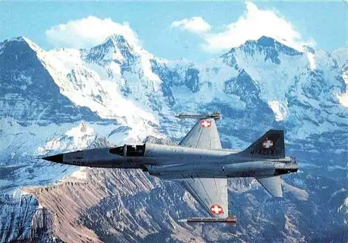 AK / Ansichtskarte  Flugzeuge Militaria Tieger II F-5E vor Eiger