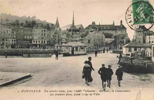 AK / Ansichtskarte  HONFLEUR 14 Calvados En arriere plan quai Sainte Catherine Au fond la Lieutenance Place Hotel de Ville