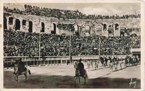 AK / Ansichtskarte  NIMES 30 Gard Les arènes un jour de corrida le paséo