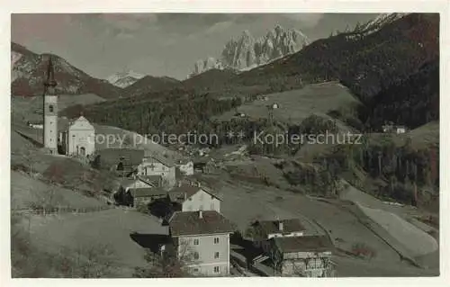 AK / Ansichtskarte  San Pietro in Funes Trentino IT Ortsansicht mit Kirche Blick auf die Dolomiten