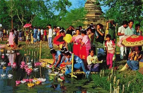 AK / Ansichtskarte  Thailand Thai Ladies enjoying the Loy Krathong Festival Floating down the rivers