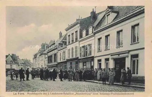 AK / Ansichtskarte La_Fere_02_Aisne Musikkapelle des 2. Landsturm Bataillon Brandenburg Promenadenkonzert Feldpost 