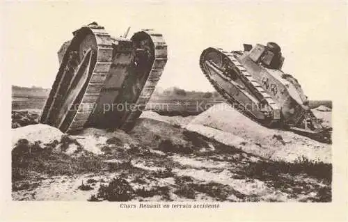 AK / Ansichtskarte  Militaria Panzer Tank Char d Assaut Chars Renault en terrain accidente