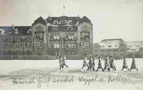 AK / Ansichtskarte  KARLSRUHE Baden Aufmarsch Militaer Soldaten Offiziere