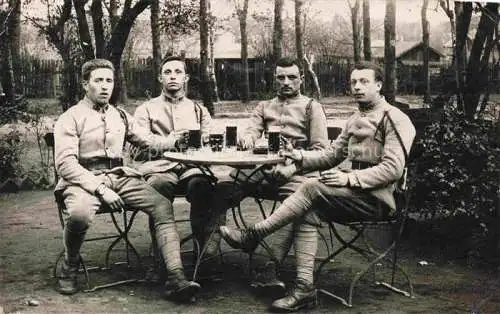 AK / Ansichtskarte  Militaria France  WK1 Soldaten Bier 