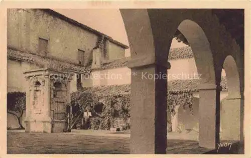 AK / Ansichtskarte  Saint-Jean-de-Luz Le Cloître du Couvent des Récollets au centre une fontaine don de Mazarin