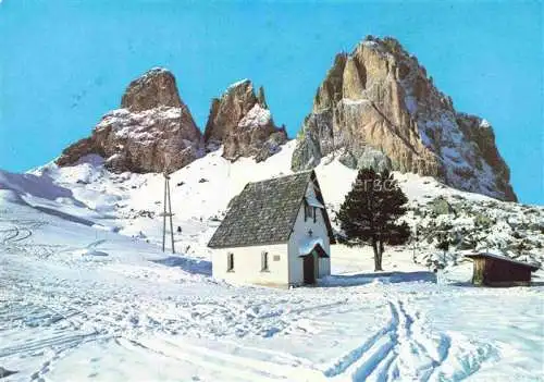 AK / Ansichtskarte  Passo Sella 2240m Selva Val Gardena IT Il Sassolungo Dolomiti Chiesa Langkofel Dolomiten Bergkapelle Winterpanorama