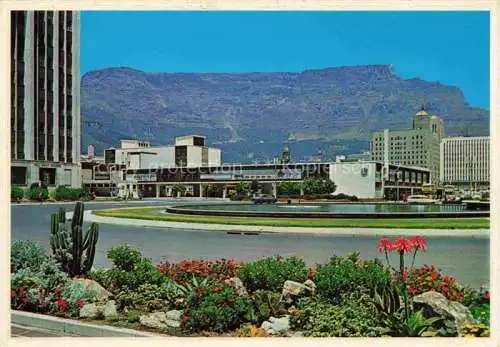 AK / Ansichtskarte  Cape-Town Kaapstad Kapstadt South-Africa RSA Railway station complex Beneath the well known landmark of Table Mountain