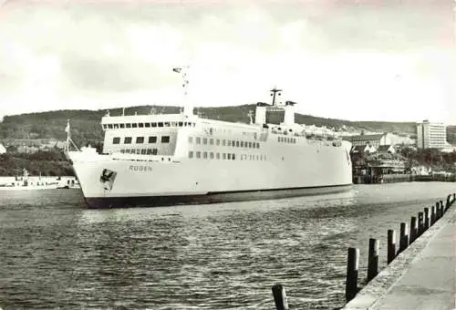 AK / Ansichtskarte  Schiffe Oceanliner Ruegen Sassnitz DDR-Faehrschiff Hafen