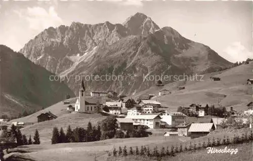 AK / Ansichtskarte  Hirschegg Kleinwalsertal Vorarlberg AT Ortsansicht mit Kirche Blick gegen Widderstein und kleines Walsertal