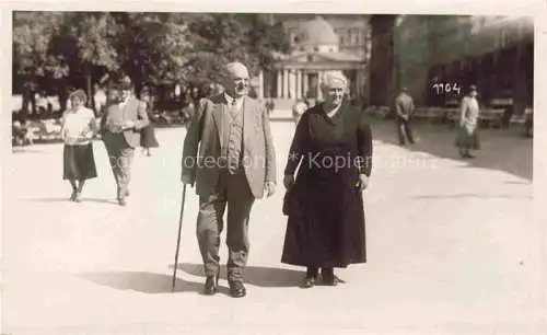 AK / Ansichtskarte  Marienbad MARIANSKE LAZNE CZ Familienfoto aelteres Paar auf der Promenade