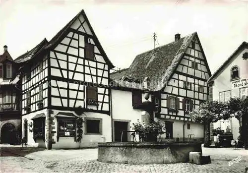 AK / Ansichtskarte  Riquewihr Ribeauville 68 Haut Rhin Route du Vin la fontaine vieilles maisons Fachwerkhaeuser