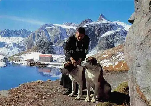 AK / Ansichtskarte  Bernhardiner Hund Dog Chien Au Col du Grand Saint Bernard Religieux de l Hospice et ses chiens