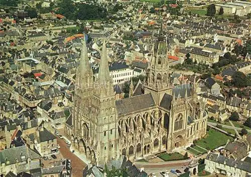 AK / Ansichtskarte  Bayeux 14 Calvados La Cathédrale vue aérienne