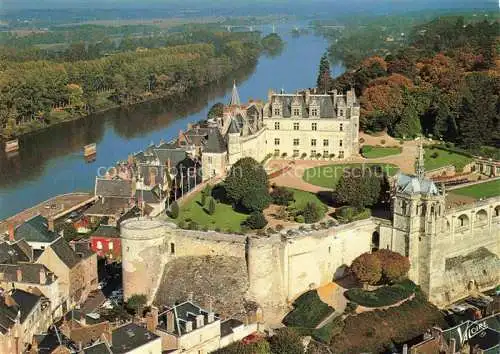 AK / Ansichtskarte  Amboise 37 Indre-et-Loire Vue aérienne du château XVe siècle Remparts Chapelle Saint Hubert Cour intérieur et le Logis du Roi