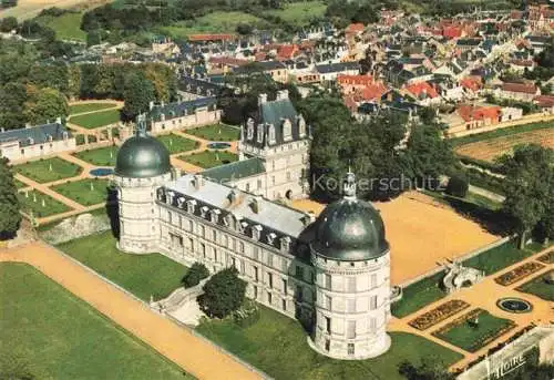 AK / Ansichtskarte  Valencay 36 Indre Vue aérienne sur l'aile orientale du château le donjon et la ville