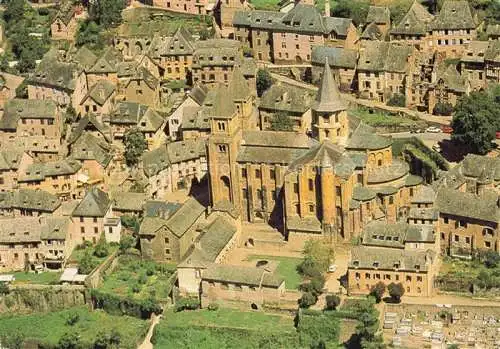 AK / Ansichtskarte  Conques Aveyron Eglise et le cloître au centre du village vue aérienne