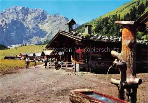 AK / Ansichtskarte  Eng Alm 1272m Tirol am grossen Ahornboden gegen Grubenkarspitze Karwendelgebirge Holzbrunnen