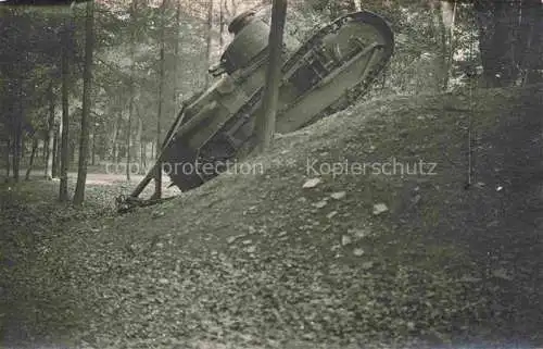 AK / Ansichtskarte  Militaria Panzer Tank Char d Assaut Wald