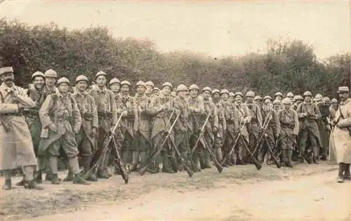 AK / Ansichtskarte  Militaria France Soldaten Gruppen fotto 