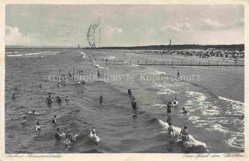 AK / Ansichtskarte  Swinemuende SWINOUJSCIE PL Im Spiel der Wellen Strand