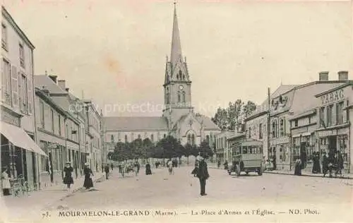 AK / Ansichtskarte  Mourmelon-le-Grand 51 Marne La Place d'Armes et l'Eglise