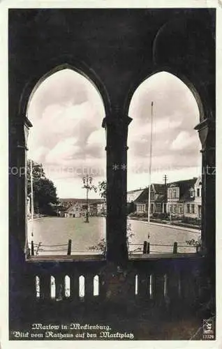 AK / Ansichtskarte  Marlow  Ribnitz-Damgarten Blick vom Rathaus auf den Marktplatz