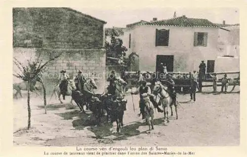 AK / Ansichtskarte  LES SAINTES-MARIES-DE-LA-MER 13 Bouches-du-Rhone Course de taureaux vient de pénétrer dans l'arène