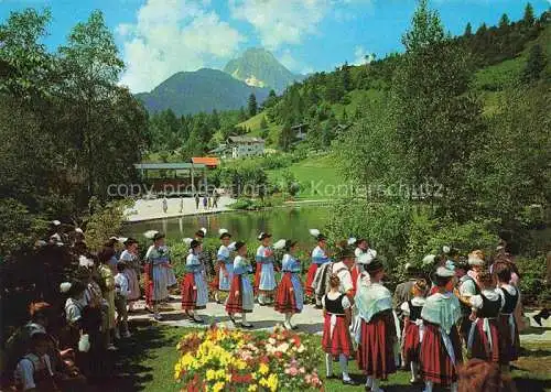 AK / Ansichtskarte  MITTENWALD Bayern Kurpark mit Wetterstein Trachtengruppe