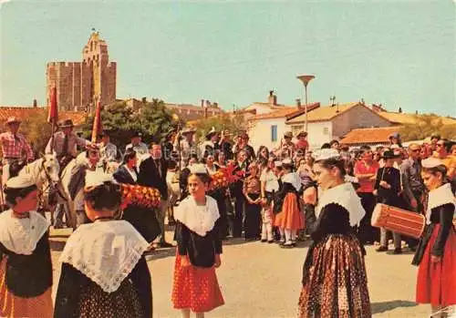 AK / Ansichtskarte  Saintes-Maries-de-la-Mer 13 Bouches-du-Rhone Jeunes Mireilles Costumes