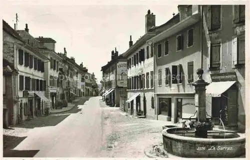 AK / Ansichtskarte  La Sarraz Cossonay VD Dorfstrasse mit Brunnen