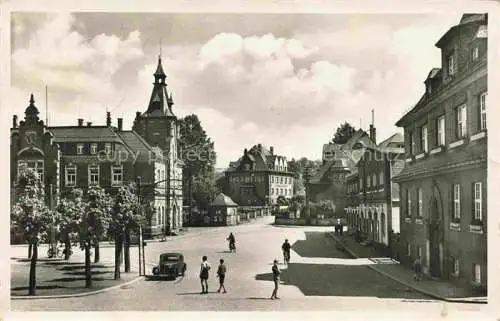 AK / Ansichtskarte  Oelsnitz Erzgebirge Rathaus mit Hans Schemm Schule
